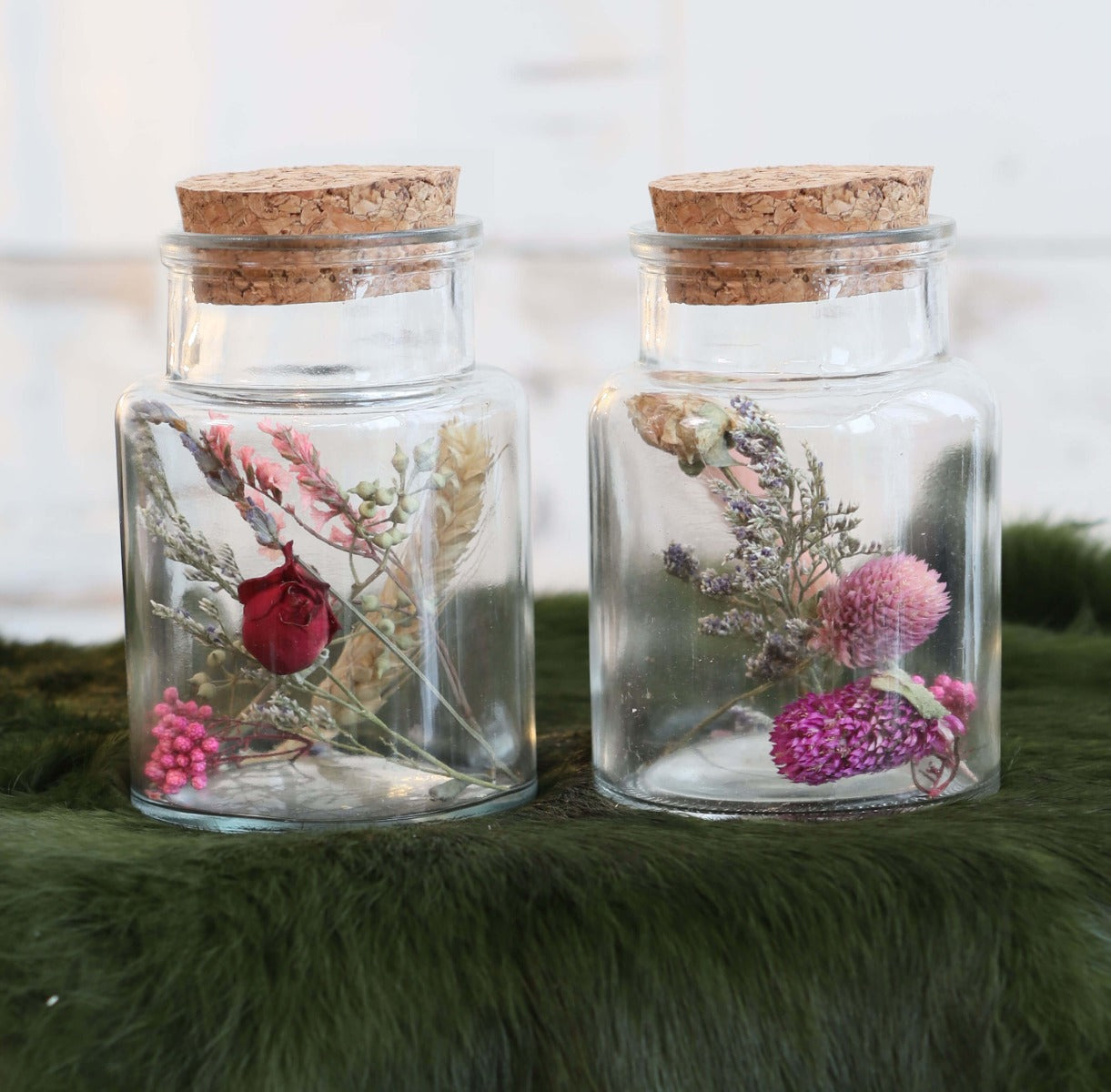 Glass medicine bottle with 2 different dried flowers Ø7cm (12 pcs.) [IFS-29394]