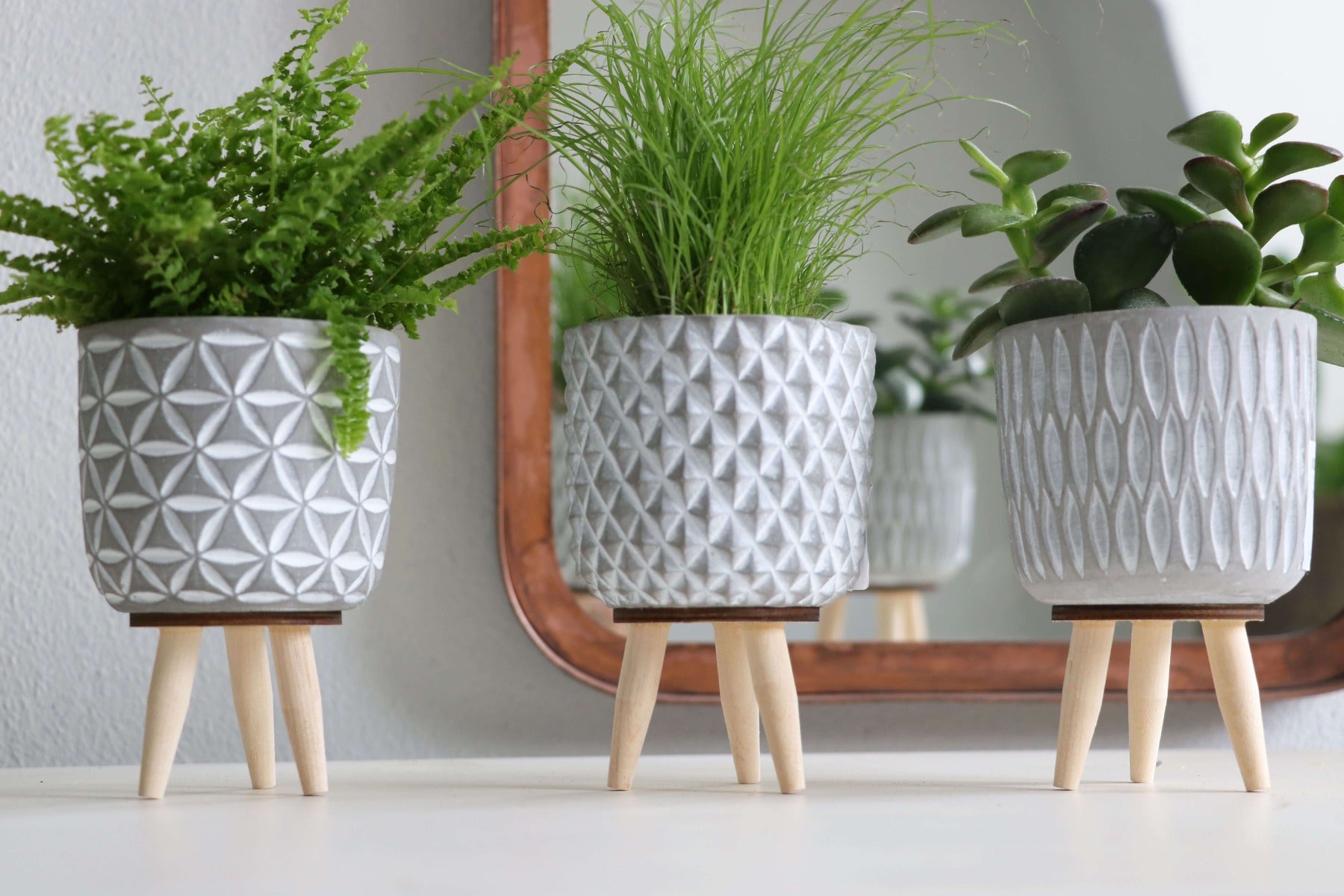 Plant pot Cement with wooden legs 11cm high (6 pcs.) [IFS-33012]