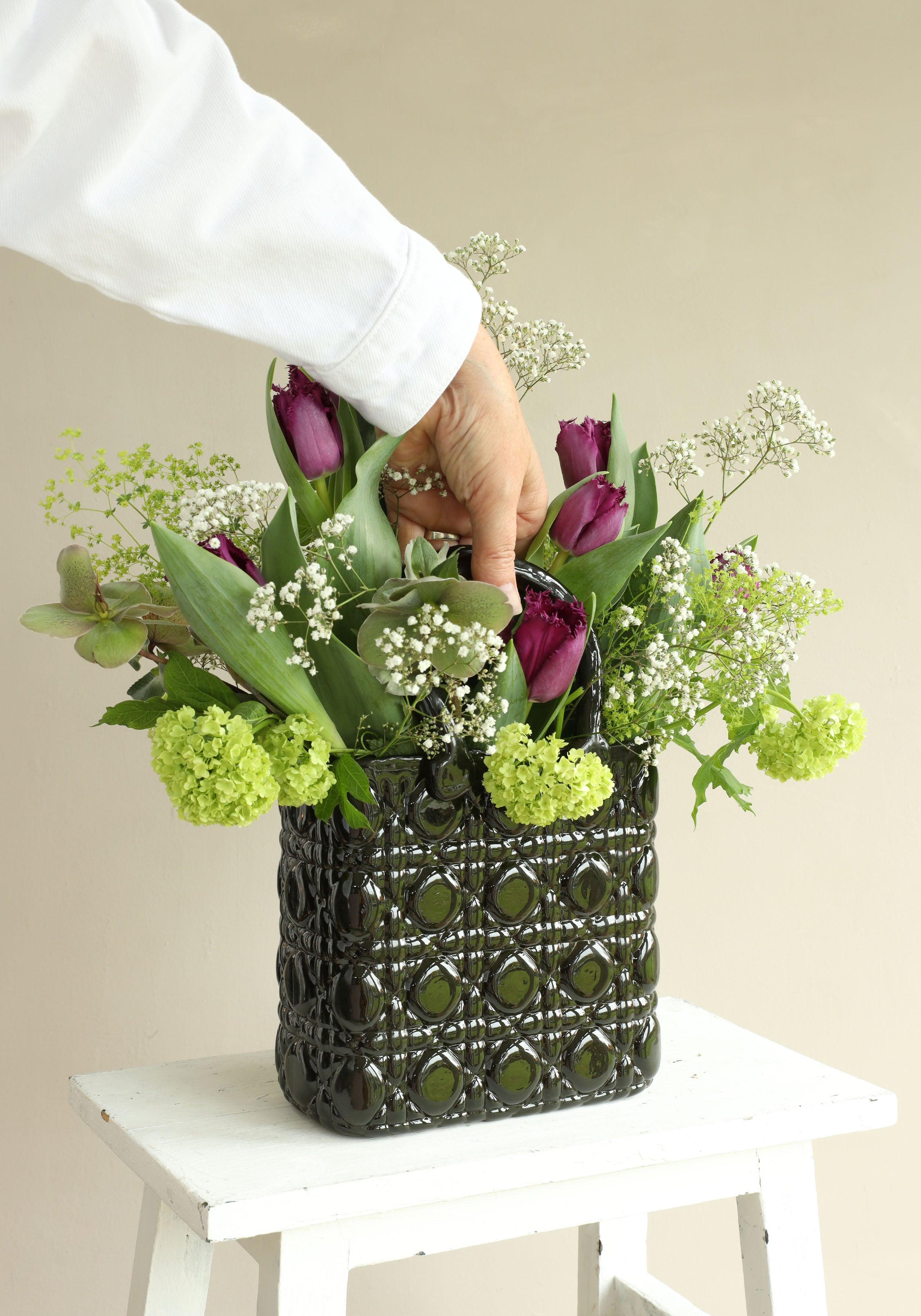 Handbag vase Elysee glass handle L.14 x W.9,5 x H.22 cm dark green (1 pc) [IFS-37235]